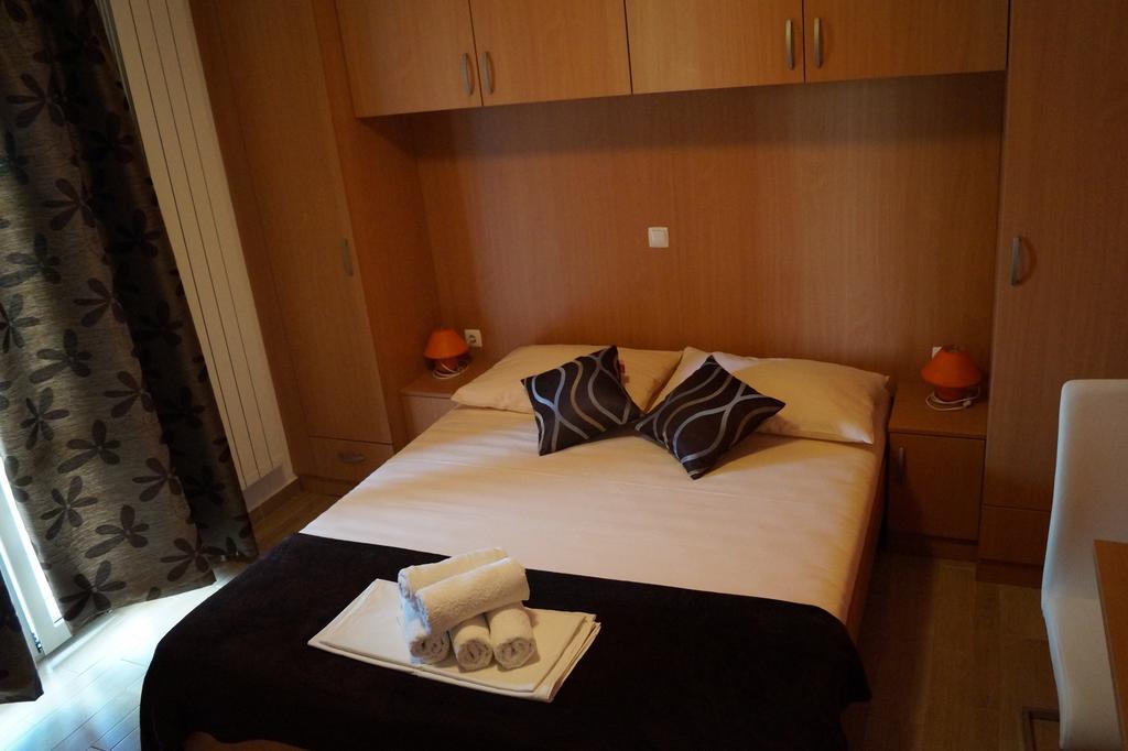 Apartments Tomic Biograd Na Moru Rum bild